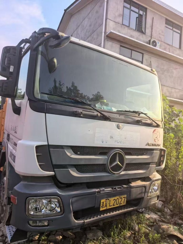 Bomba de concreto usada montada em caminhão