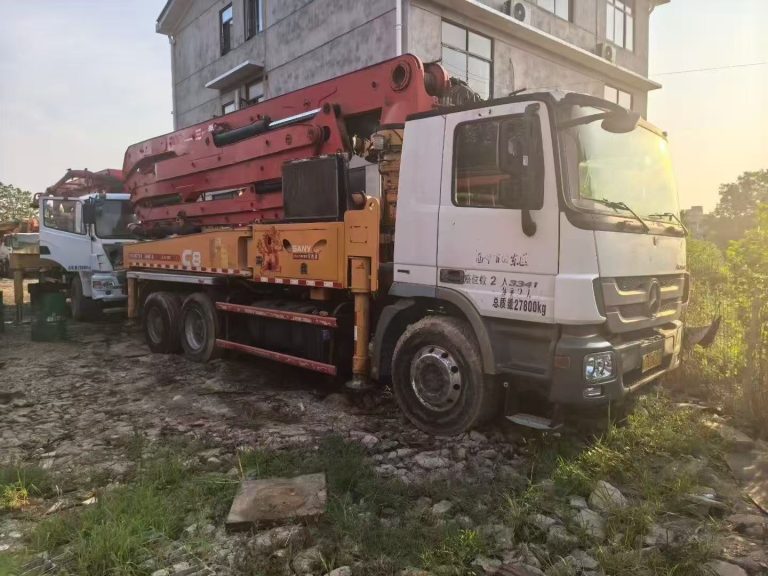 Bomba de hormigón montada en camión usada
