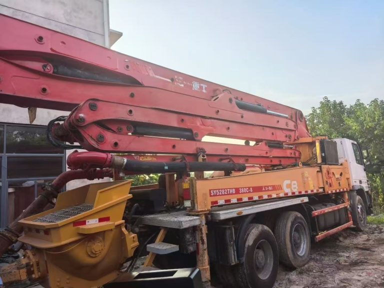 Bomba de concreto usada montada em caminhão