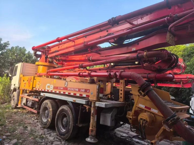 Bomba de concreto usada montada em caminhão